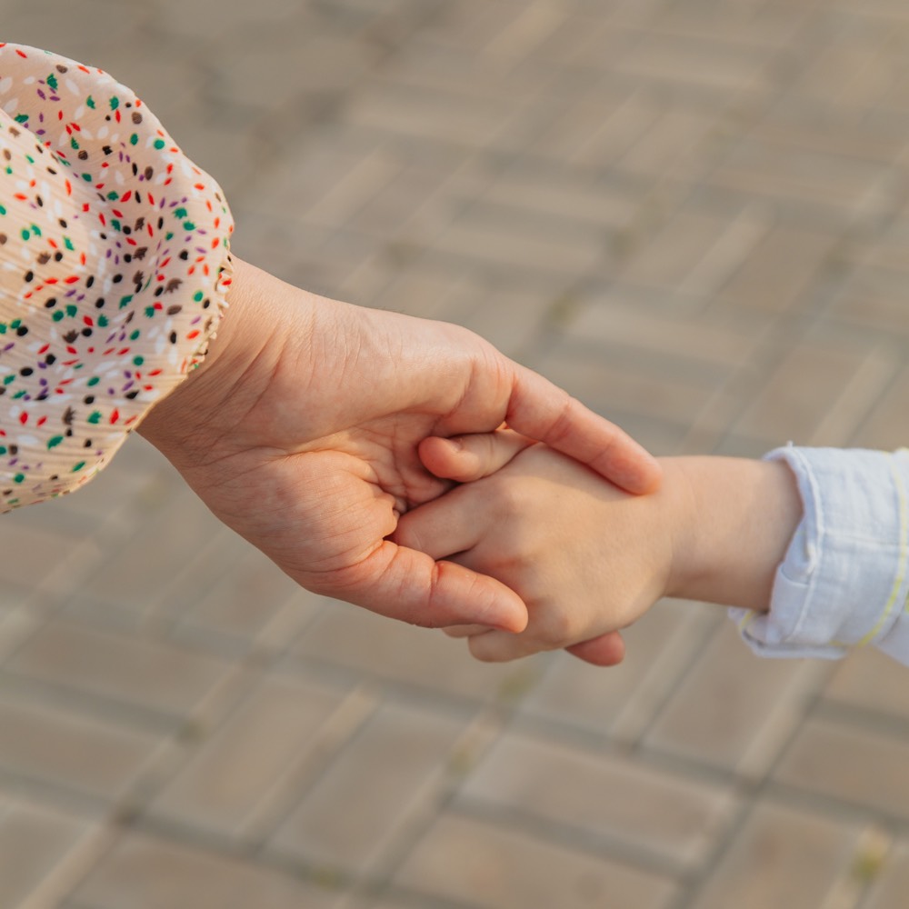 71909592 kräutertee-auswahl-in-chinesischen-kräutermedizin-in-holzlöffel-porzellanschalen-und-lose-mit-sieb